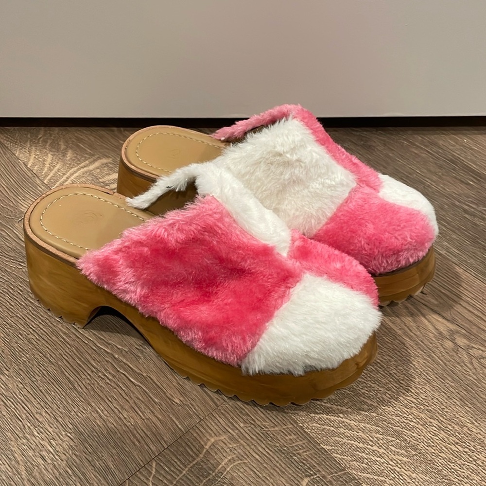 Brand New Urban outfitters checkered fuzzy mules